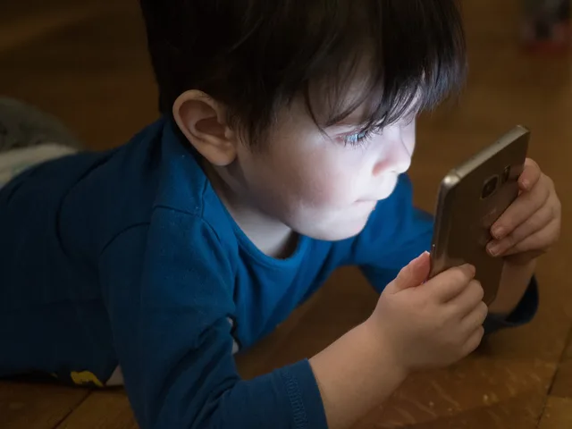 An image uploaded in 2018 with the title "Boy Mobile Phone Addiction". Critiques of social media: six families, tests and cases